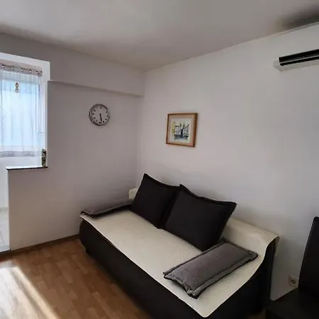 Live In Apartment Split