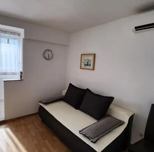 Live In Apartment Split